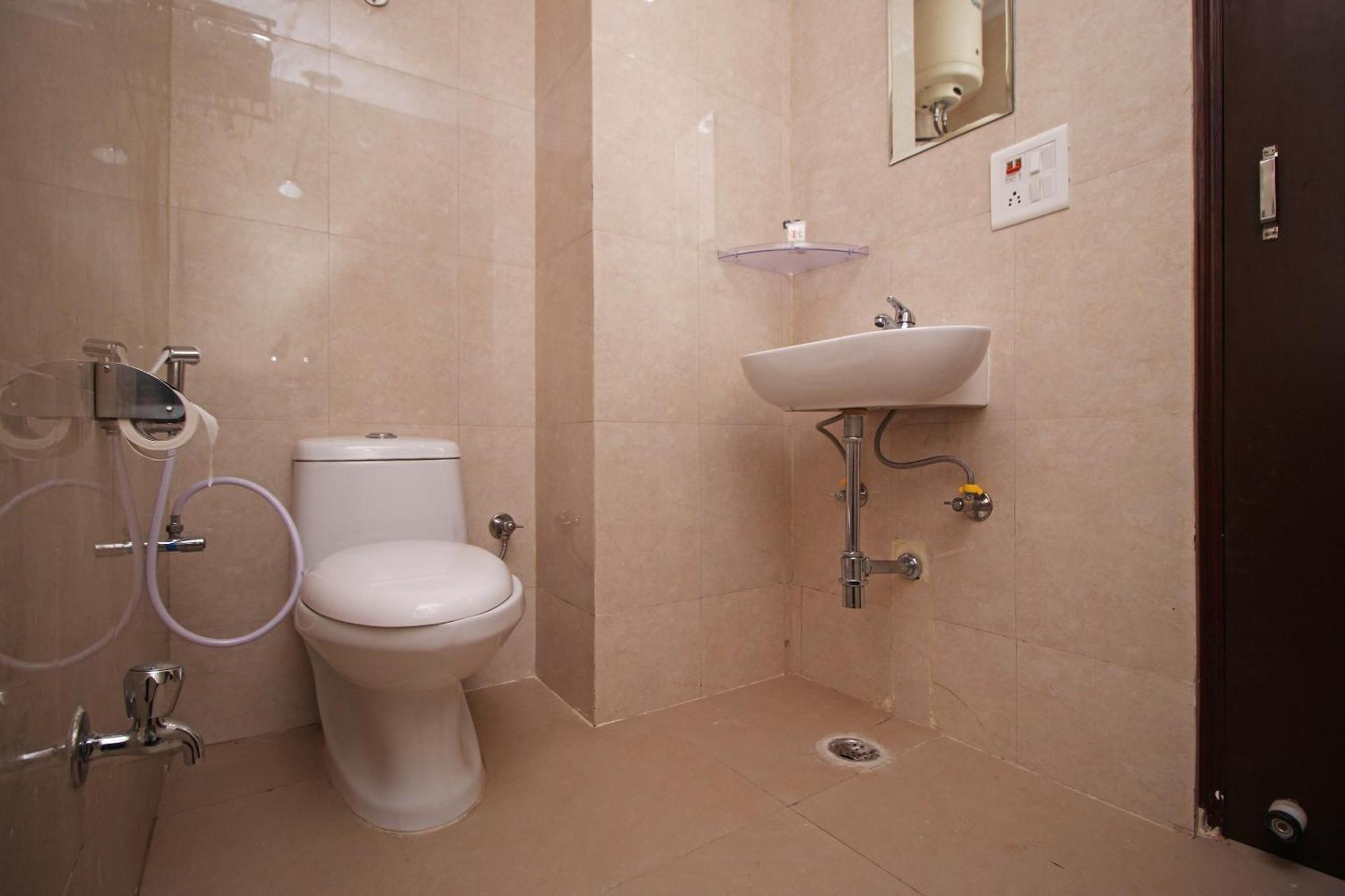 Hotel O Surya Palace Нью-Дели Экстерьер фото