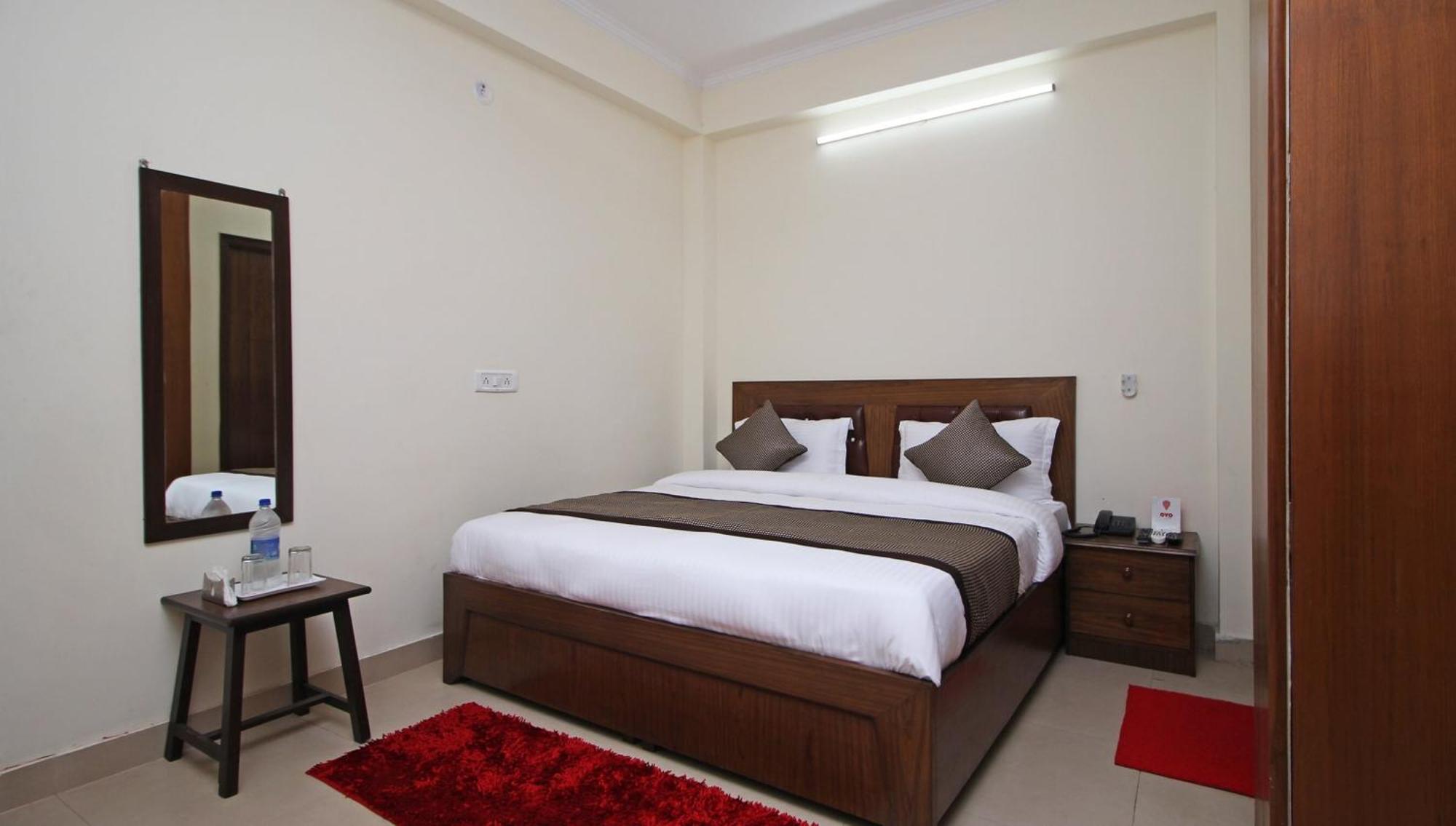 Hotel O Surya Palace Нью-Дели Экстерьер фото