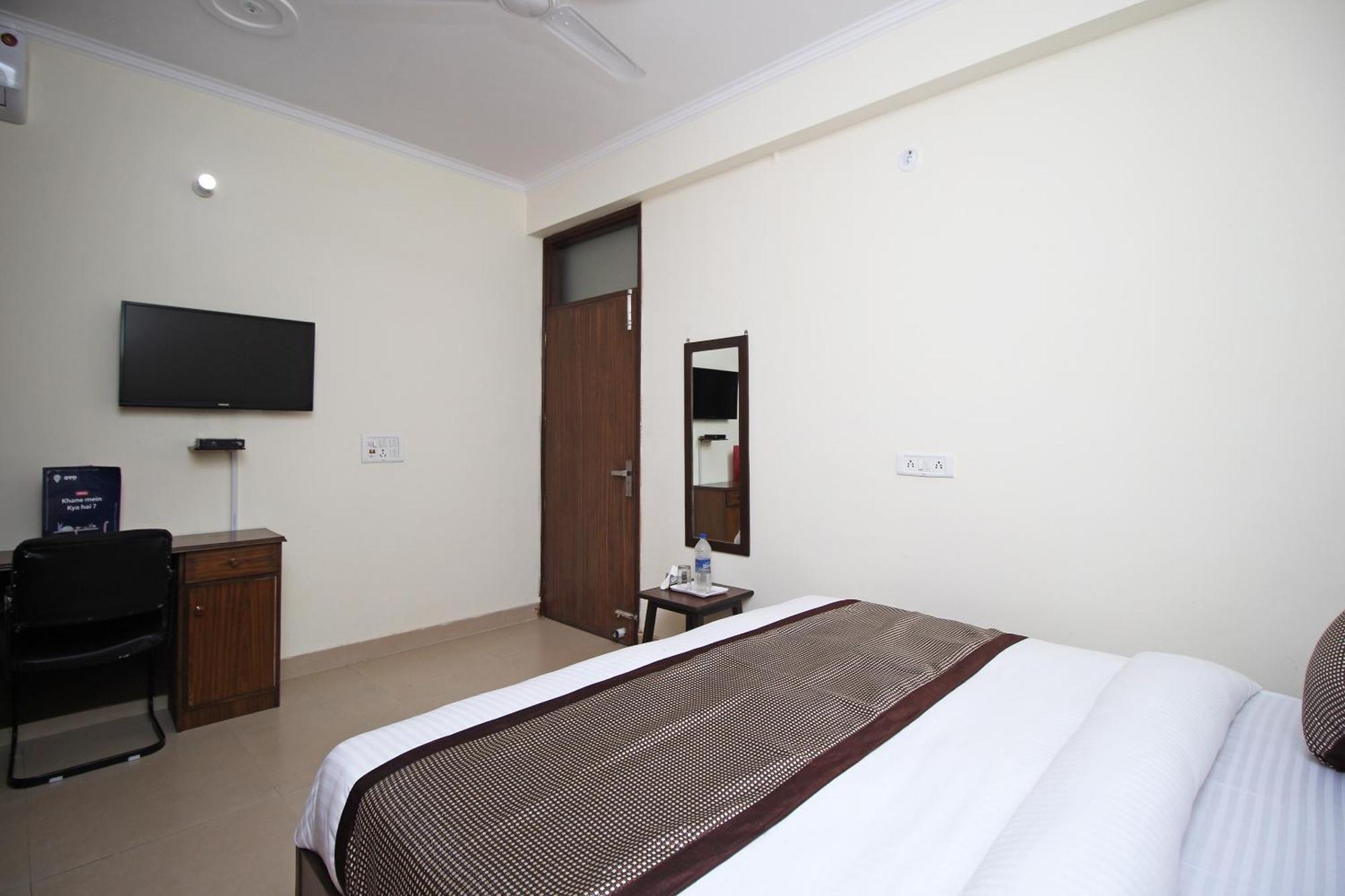 Hotel O Surya Palace Нью-Дели Экстерьер фото